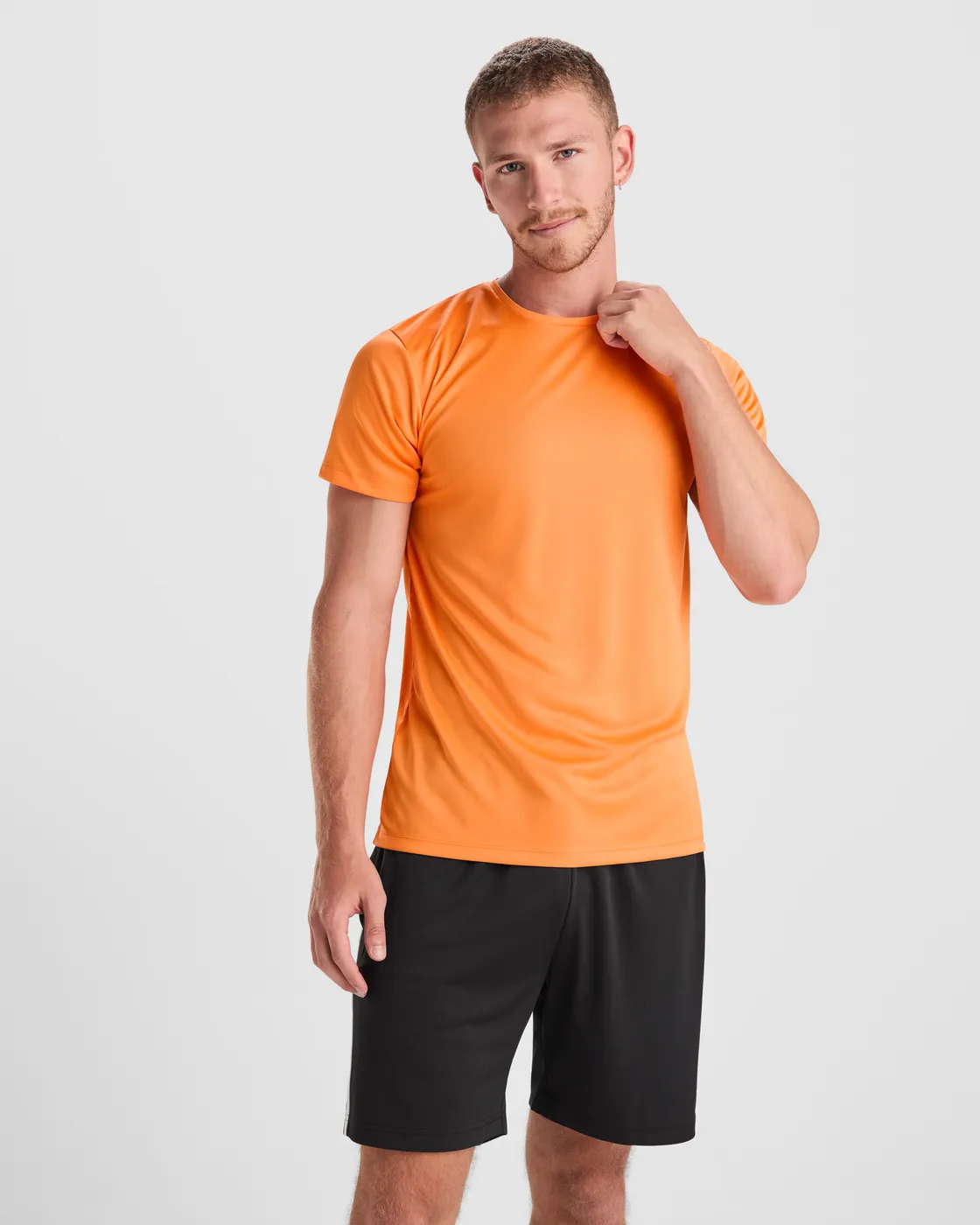 Camiseta técnica unisex en uso