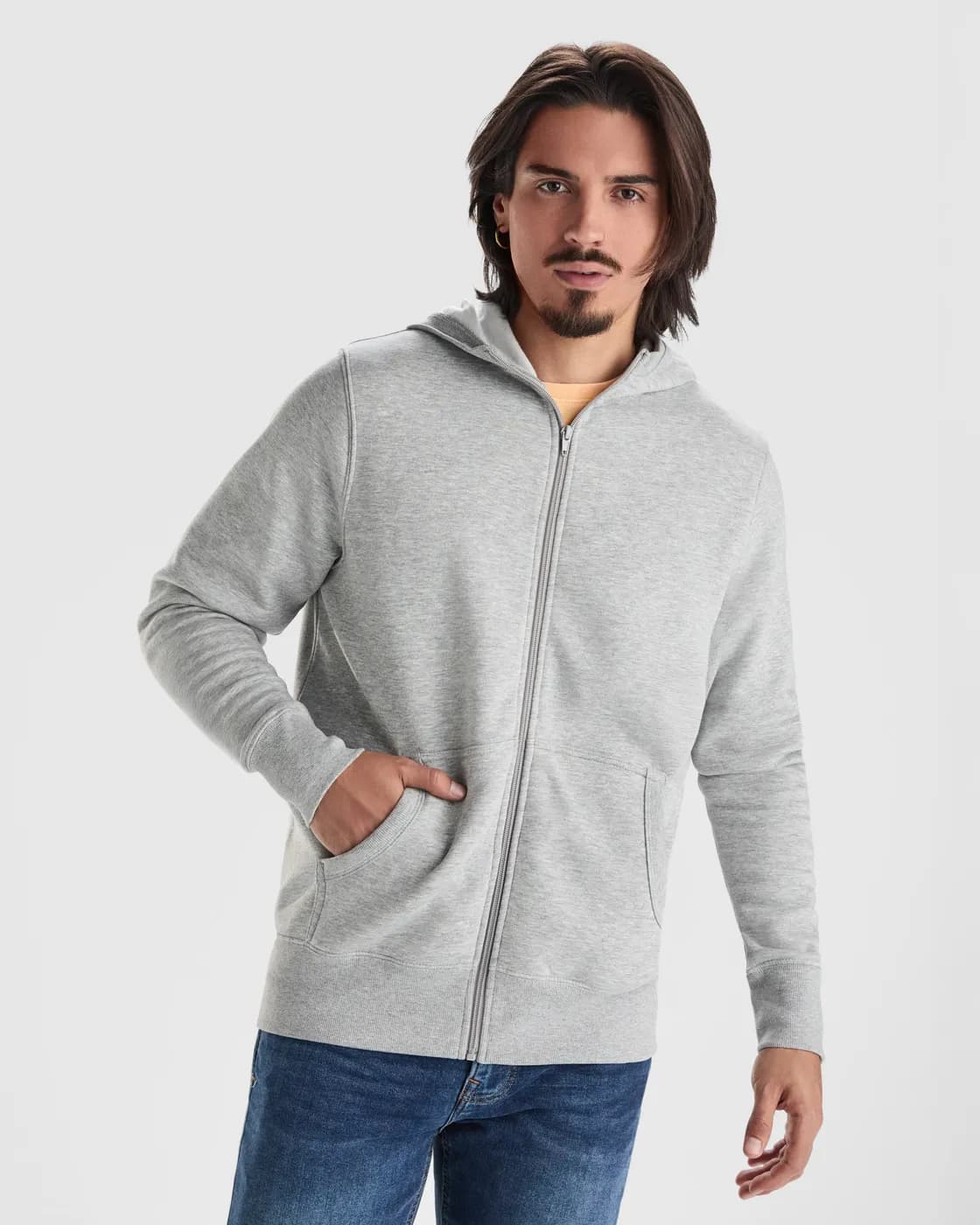 Sudadera cremallera con capucha Roly en uso