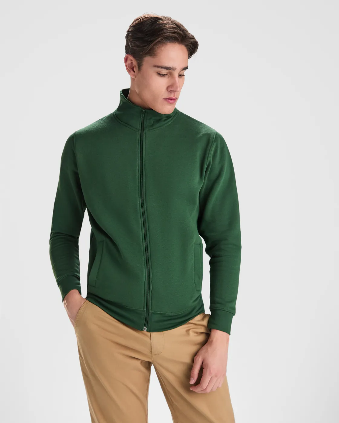 Sudadera cremallera cuello alto Roly en uso