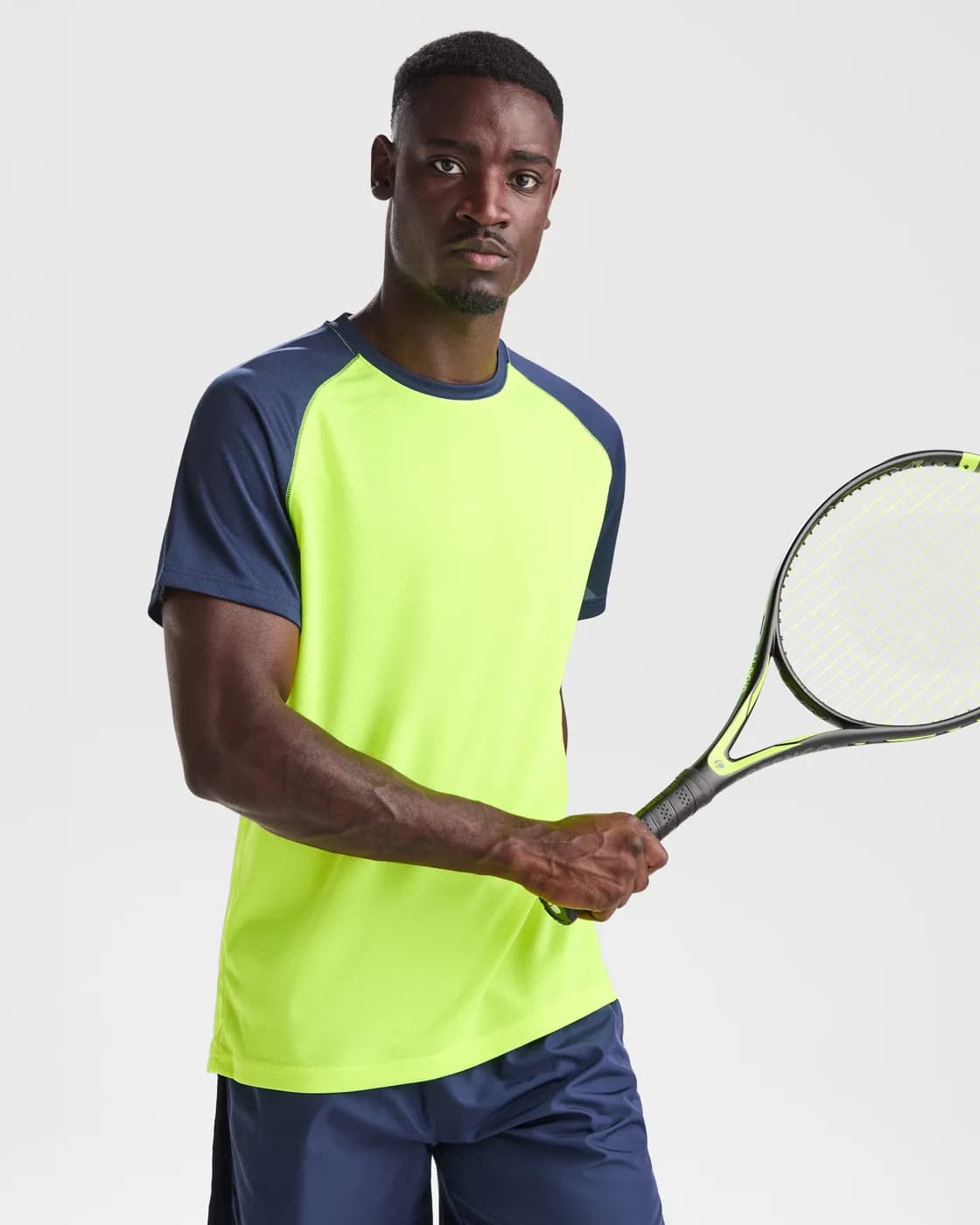Camiseta bicolor raglán en uso